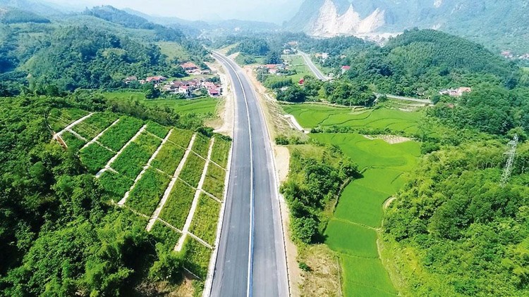 Mạng lưới đường cao tốc của đất nước hôm nay thực sự là một kiến tạo vĩ đại của thời đại mới. Ảnh: Song Lê