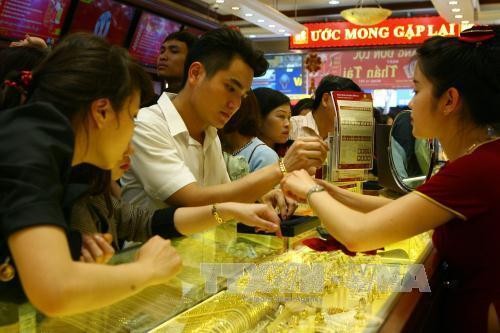 Giá vàng giảm 100 nghìn đồng/lượng. Ảnh minh họa: TTXVN