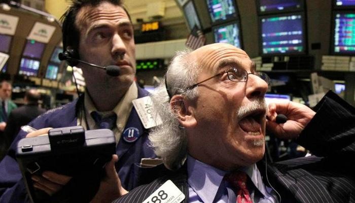 Các nhà giao dịch cổ phiếu trên sàn NYSE ở New York, Mỹ - Ảnh: Reuters.