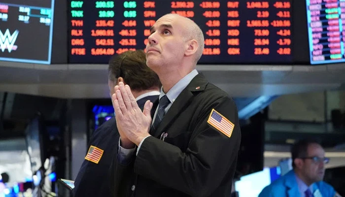 Một nhà giao dịch cổ phiếu trên sàn NYSE ở New York, Mỹ - Ảnh: Reuters.