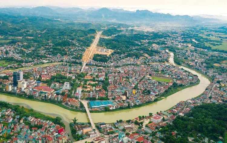 Tại Cao Bằng, nhiều gói thầu được đấu thầu rộng rãi nhưng ít nhà thầu tham dự, cạnh tranh về giá thấp dẫn đến tỷ lệ tiết kiệm qua đấu thầu chưa cao. Ảnh: Dương Thủy