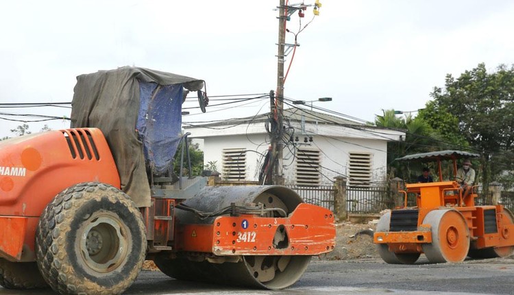 Thiết bị thi công phải thuộc sở hữu của nhà thầu hoặc có thể đi thuê nhưng nhà thầu phải chứng minh khả năng huy động để đáp ứng yêu cầu của gói thầu. Ảnh: Nhã Chi