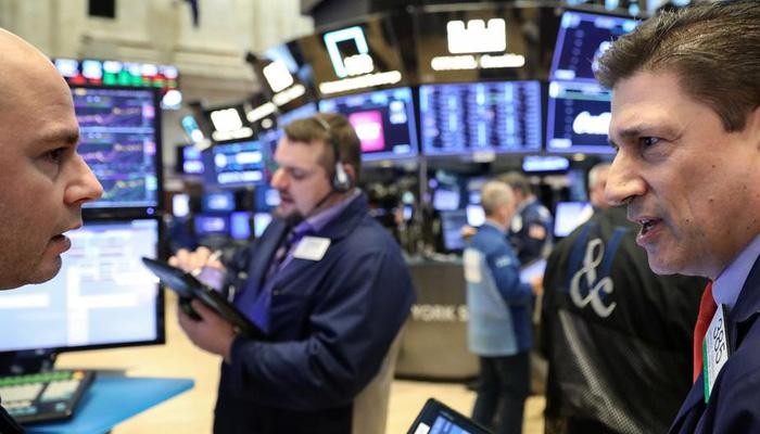 Các nhà giao dịch cổ phiếu trên sàn NYSE ở New York, Mỹ - Ảnh: Reuters.