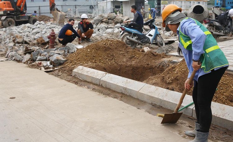 Công ty CP An Thịnh bị “tố” chậm tiến độ tại một gói thầu sửa chữa vỉa hè, hệ thống thoát nước đường Hùng Vương, thị trấn Plei Kần, huyện Ngọc Hồi, tỉnh Kon Tum. Ảnh minh họa: Hoài Anh