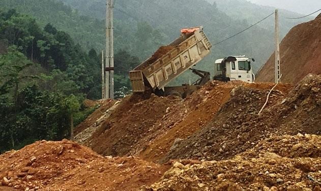 Theo các chuyên gia, yêu cầu nhà thầu phải đề xuất cụ thể vị trí bãi đổ thải, có xác nhận cho phép đổ thải của đơn vị quản lý bãi đổ thải… là một dạng “giấy phép con”. Ảnh minh họa: Nguyễn Hoàng