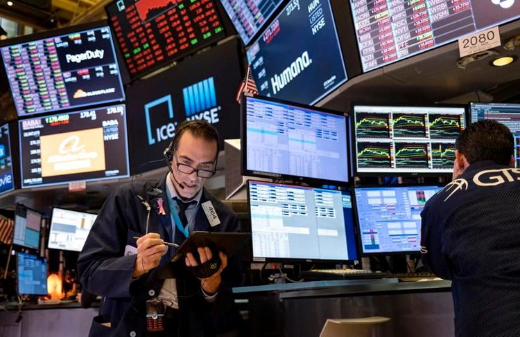 Các nhà giao dịch cổ phiếu trên sàn NYSE ở New York, Mỹ - Ảnh: Reuters.