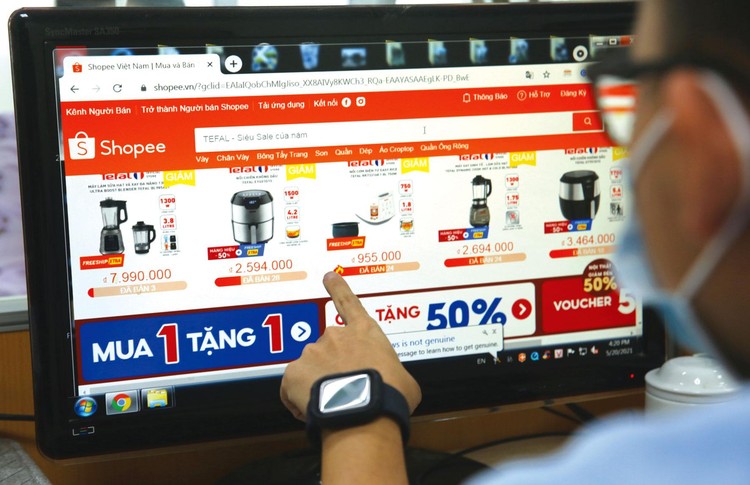 Cơ quan thuế sẽ làm việc với một số chủ sàn thương mại điện tử lớn như Lazada, Shopee, Tiki, Sendo… để nắm bắt thông tin cho công tác quản lý thuế. Ảnh: Tiên Giang