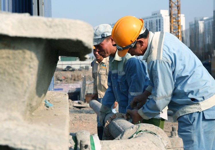Hồ sơ mời thầu không chỉ yêu cầu 10 công nhân có bằng trung cấp nghề hoặc tương đương mà còn xếp các công nhân này vào danh mục nhân sự chủ chốt. Ảnh minh họa: Lê Tiên