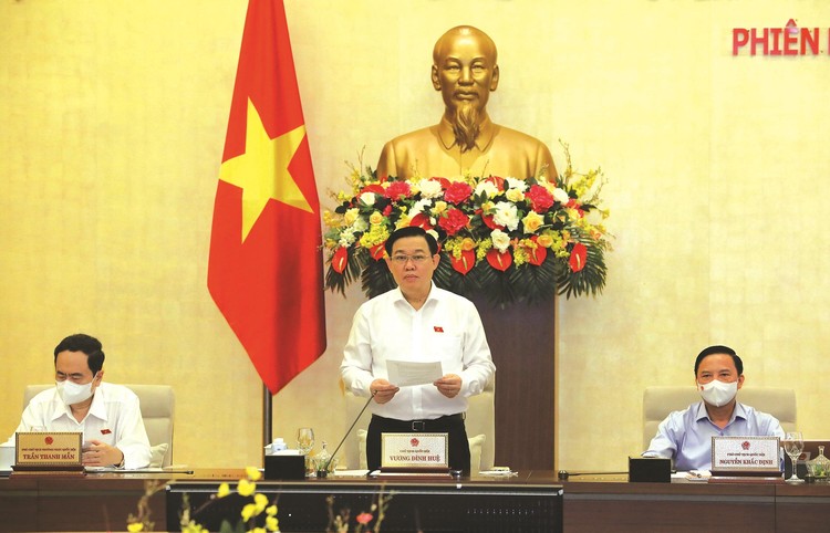 Chủ tịch Quốc hội Vương Đình Huệ phát biểu tại phiên họp thứ 2 của Ủy ban Thường vụ Quốc hội. Ảnh: Hồ Long