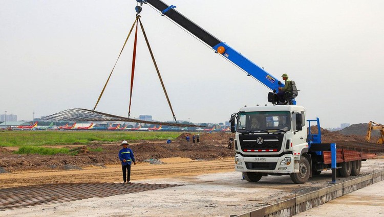 Công trường Dự án Cải tạo, nâng cấp đường cất hạ cánh, đường lăn Cảng hàng không quốc tế Tân Sơn Nhất vừa được TP.HCM cho phép thi công trở lại. Ảnh: Quỳnh Trần