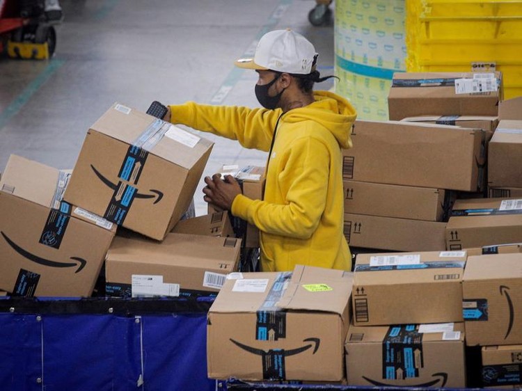 Một nhân viên kho của Amazon - Ảnh: Getty Images