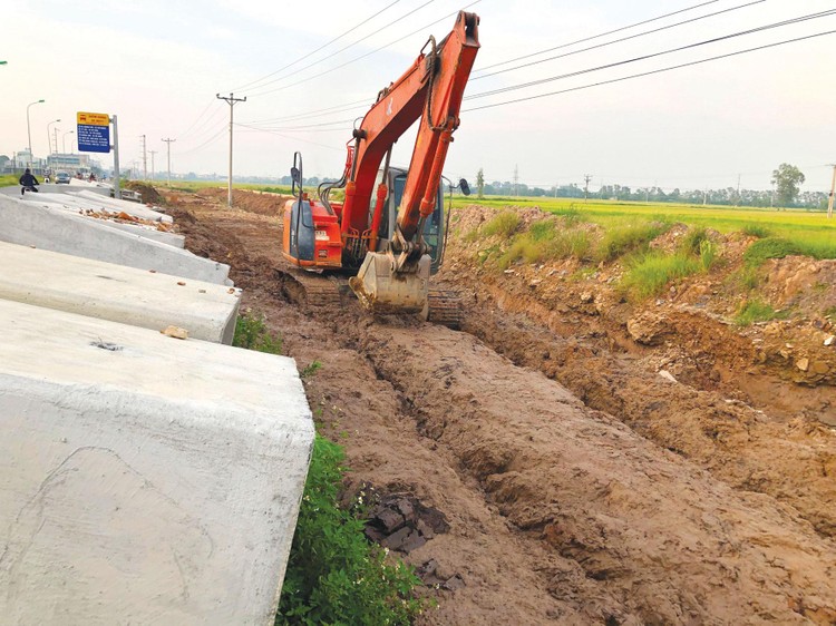 Nhiều địa phương đang nỗ lực thúc đẩy tiến độ giải ngân đầu tư công, trong đó có việc chủ động điều chuyển vốn từ các dự án chậm giải ngân sang dự án có khả năng giải ngân cao hơn. Ảnh: Lê Tiên