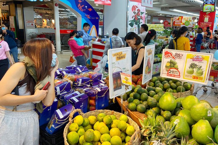 Kích thích tiêu dùng và hỗ trợ doanh nghiệp phân phối các mặt hàng thiết yếu, các ngành du lịch, thương mại điện tử… là một trong những giải pháp kích cầu nội địa. Ảnh: Phú An