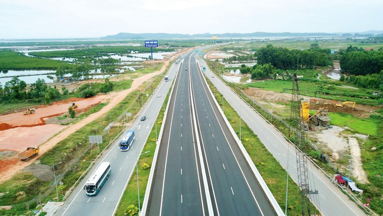 Nhiều dự án hạ tầng giao thông đầu tư mới đã minh chứng được tính hiệu quả của phương thức PPP, giúp người dân có sự lựa chọn tốt hơn khi lưu thông và góp phần kích hoạt kinh tế địa phương. Ảnh: Tiên Giang