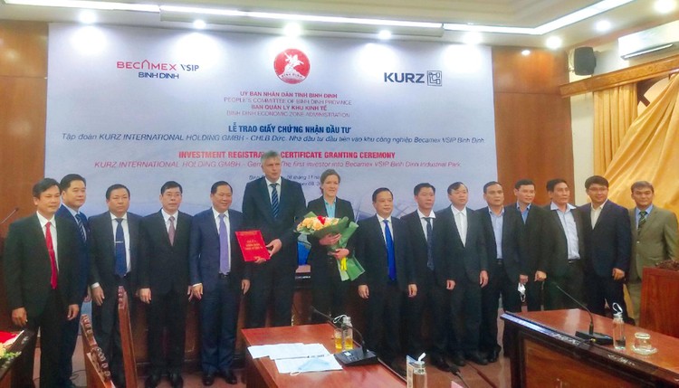 Lễ trao Giấy chứng nhận đầu tư cho nhà đầu tư đầu tiên vào Khu công nghiệp Becamex VSIP Bình Định