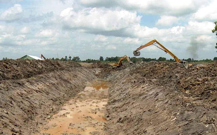 Nhiều tỉnh tại Đồng bằng sông Cửu Long đang triển khai các dự án xây dựng hồ chứa nước ngọt phục vụ cho đời sống người dân và sản xuất. Ảnh minh họa: NC st