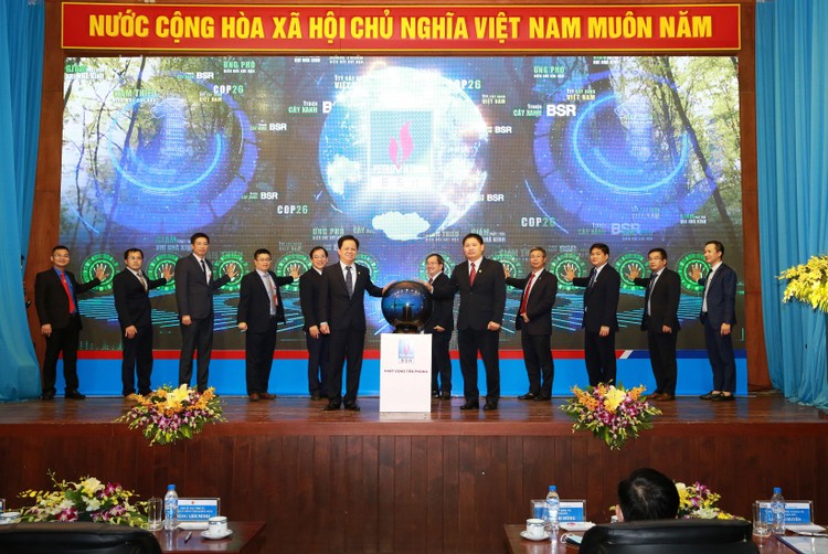 Ban lãnh đạo Công ty CP Lọc hóa dầu Bình Sơn thực hiện nghi thức giao ước thi đua năm 2022