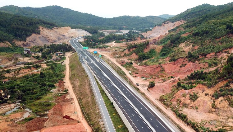 Sớm hoàn thành các cao tốc Bắc - Nam phía Đông mở ra cơ hội phục hồi kinh tế trong ngắn hạn và hoàn thiện hệ thống hạ tầng để nền kinh tế tăng tốc trong dài hạn. Ảnh: Nhã Chi