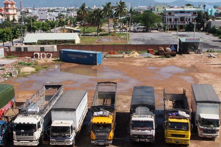 Thửa đất số 209 Trường Chinh (quận Thanh Khê, TP. Đà Nẵng) hiện là bãi gửi xe và chưa biết khi nào được xử lý dứt điểm. Ảnh: M. Hạnh