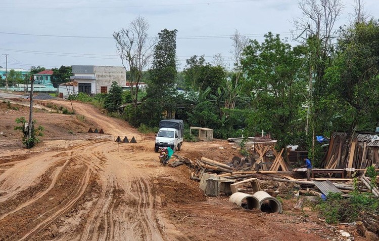 Mặt bằng tuyến chính Dự án đường ĐH2 vẫn còn 2 hộ dân chưa di dời để bàn giao mặt bằng. Ảnh: Minh Hạnh