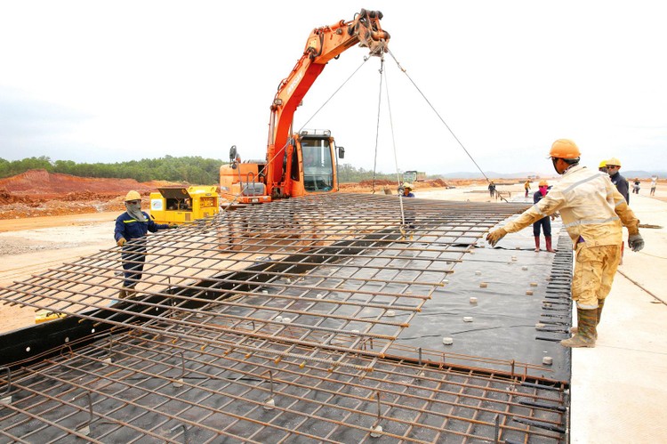 Chi phí vật liệu, nhiên liệu, ca máy, thiết bị nhân công tăng làm đội chi phí của nhà thầu, chậm tiến độ các dự án đầu tư xây dựng. Ảnh: Lê Tiên