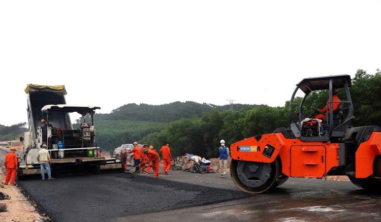 Từ khi khởi công đến 16/4/2022, sản lượng thi công cao tốc Cam Lộ - La Sơn đạt 4.715 tỷ đồng, tương đương 81,8% giá trị xây lắp. Ảnh: NC st