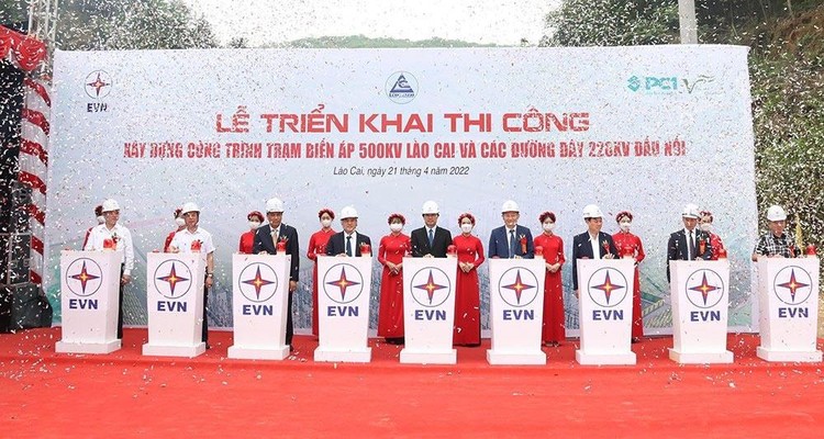 Các đại biểu thực hiện nghi thức khởi công Dự án Trạm biến áp 500kV Lào Cai và các đường dây 220kV đấu nối