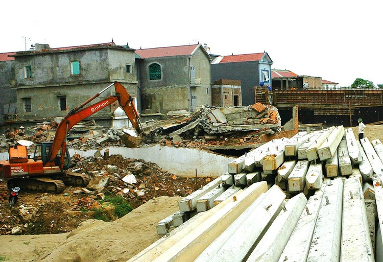 Hồ sơ mời thầu yêu cầu nhà thầu phải có bãi đổ thải, bãi tập kết vật tư thuộc địa bàn TP. Đồng Xoài. Ảnh minh họa: Tường Lâm