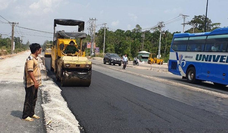 Thi công Dự án Đường Dương Đông - Cửa Cạn - Gành Dầu (TP. Phú Quốc, Kiên Giang). Ảnh: Ngọc Tuấn