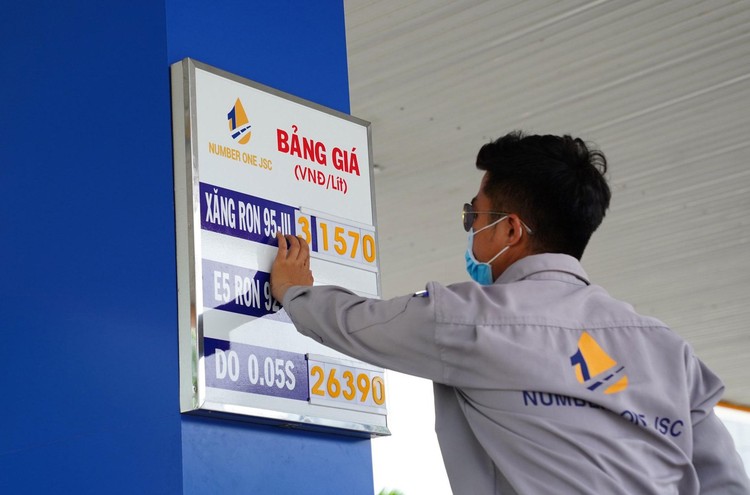 Thuế bảo vệ môi trường đối với xăng (trừ etanol) giảm từ 2.000 đồng/lít xuống mức sàn 1.000 đồng/lít, nhiên liệu bay giảm từ 1.500 đồng/lít xuống mức sàn 1.000 đồng/lít. Ảnh: Độc Lập