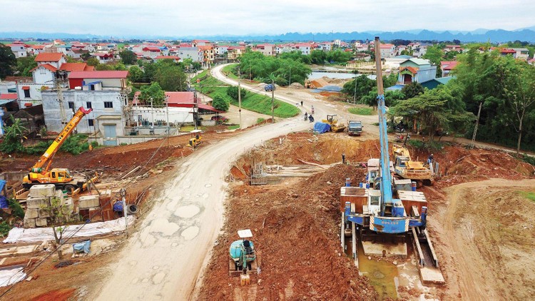 Quy trình, thủ tục, thời gian thực hiện tái định cư, giải phóng mặt bằng là một trong những khâu gặp nhiều vướng mắc khi triển khai dự án đầu tư công. Ảnh: Tấn Tiên