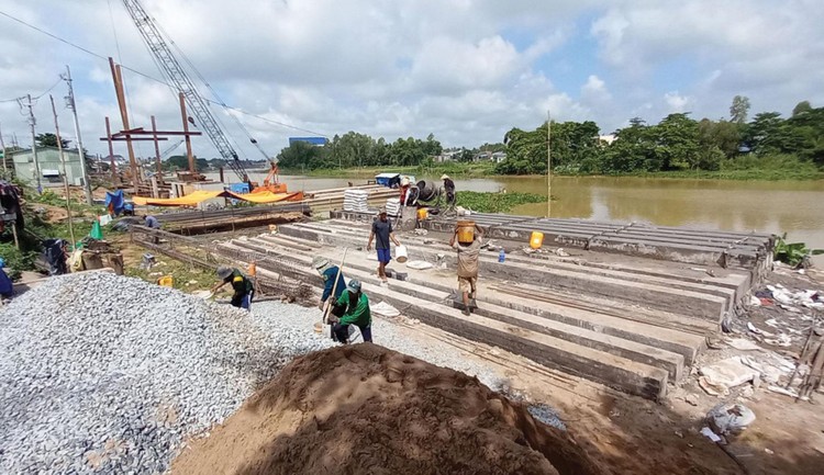 Dự án Phòng chống sạt lở bờ sông để bảo vệ dân cư tại các khu vực xung yếu trên địa bàn tỉnh Đồng Tháp (khu vực xã Long Thuận và Phú Thuận A, huyện Hồng Ngự). Ảnh: Ngọc Tuấn