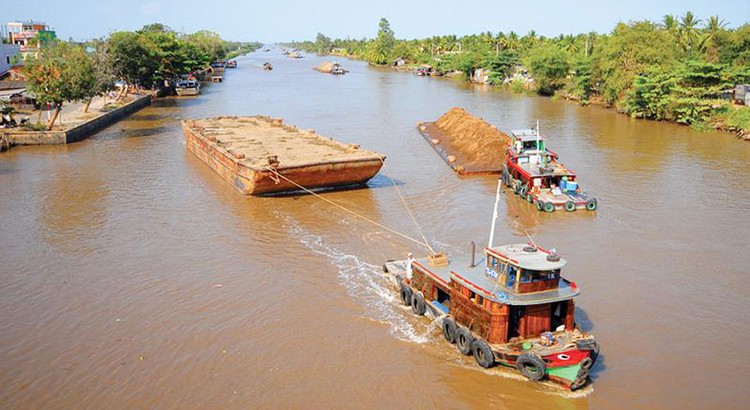 Công ty CP Xây dựng công trình thủy Hà Nội đang thi công nạo vét, kè bảo vệ bờ... tuyến kênh Chợ Gạo (giai đoạn 2) tại tỉnh Tiền Giang. Ảnh: Song Lê