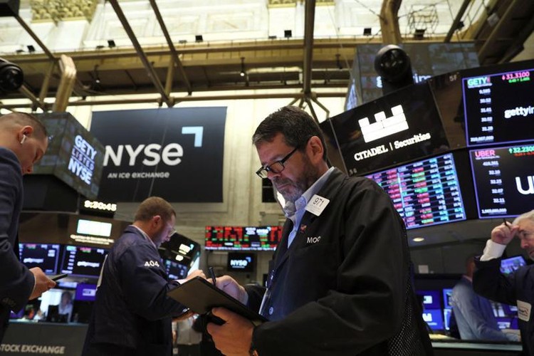 Các nhà giao dịch cổ phiếu trên sàn NYSE ở New York - Ảnh: Reuters.