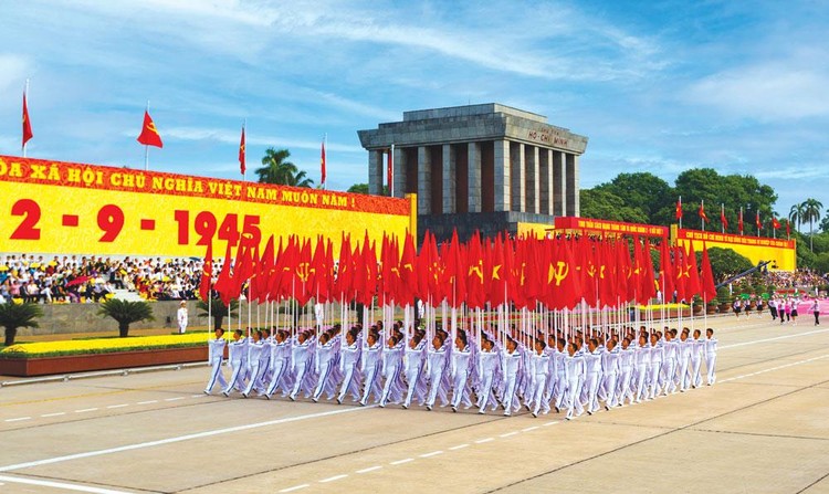 Hơn 35 năm qua, Đảng ta lãnh đạo toàn dân thực hiện công cuộc đổi mới, mang lại những thành tựu to lớn, có ý nghĩa lịch sử. Ảnh: Đông Giang