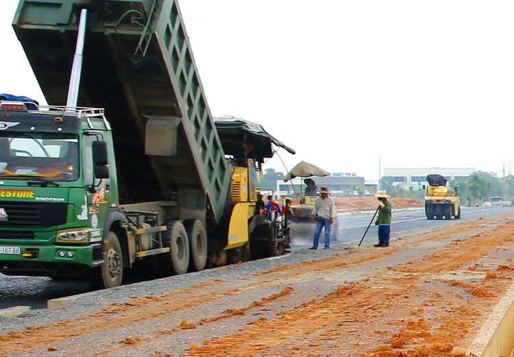 Giải pháp công nghệ bê tông nhựa Carboncor Asphalt được TP. Cần Thơ lựa chọn để duy tu, sửa chữa hệ thống đường bộ trong những năm gần đây. Ảnh minh họa: Tiên Giang