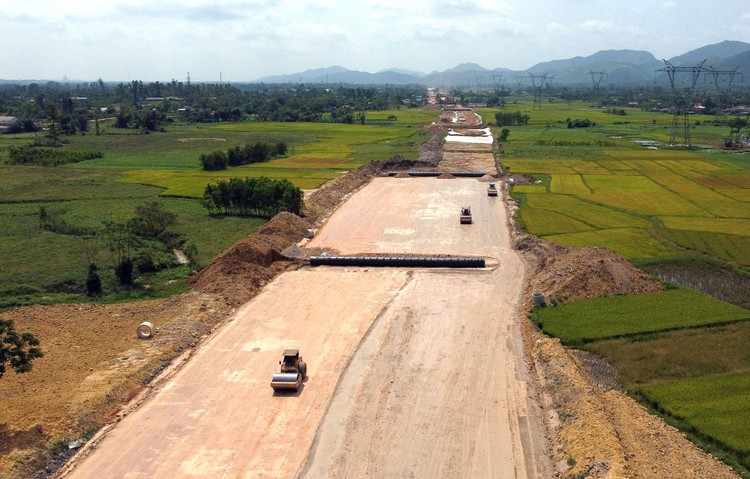 Bộ Giao thông vận tải có số vốn đầu tư thực hiện từ nguồn ngân sách nhà nước 10 tháng đầu năm đạt 35.125 tỷ đồng, tăng 27,7% so với cùng kỳ năm 2021. Ảnh: Tường Lâm