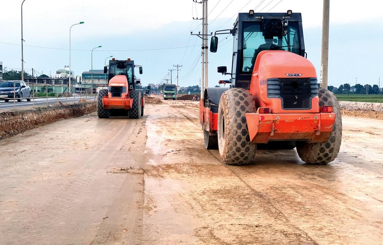 Tiếp tục đơn giản hóa thủ tục đấu thầu lựa chọn nhà thầu, nhà đầu tư, cắt giảm chi phí cho doanh nghiệp là một trong những mục tiêu của lần sửa đổi toàn diện Luật Đấu thầu này. Ảnh: Lê Tiên