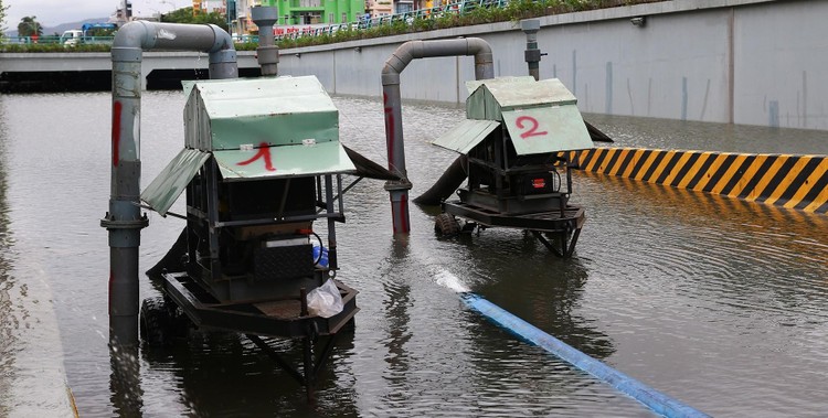 Việc hầm chui liên tục bị ngập nước đã khiến người dân đặt ra câu hỏi về chất lượng công trình