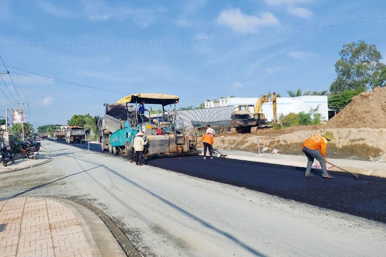 Thi công Dự án Nâng cấp, mở rộng tuyến đường ĐT.842 do Ban Quản lý dự án đầu tư xây dựng công trình giao thông tỉnh Đồng Tháp làm chủ đầu tư. Ảnh: Ngọc Tuấn