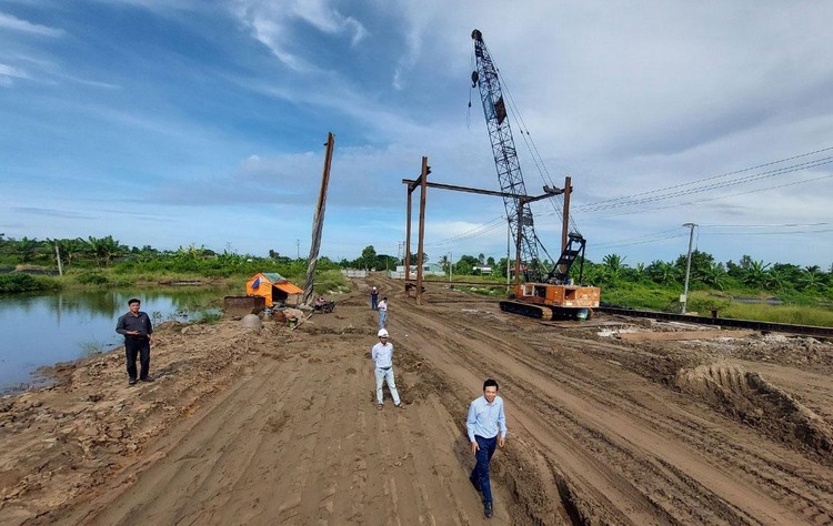 Dự án thành phần 4 thuộc tuyến cao tốc Châu Đốc - Cần Thơ - Sóc Trăng phát sinh thêm khối lượng lớn nền đất yếu, đất bùn phải xử lý, dẫn tới tăng mức đầu tư. Ảnh: Như Nguyệt