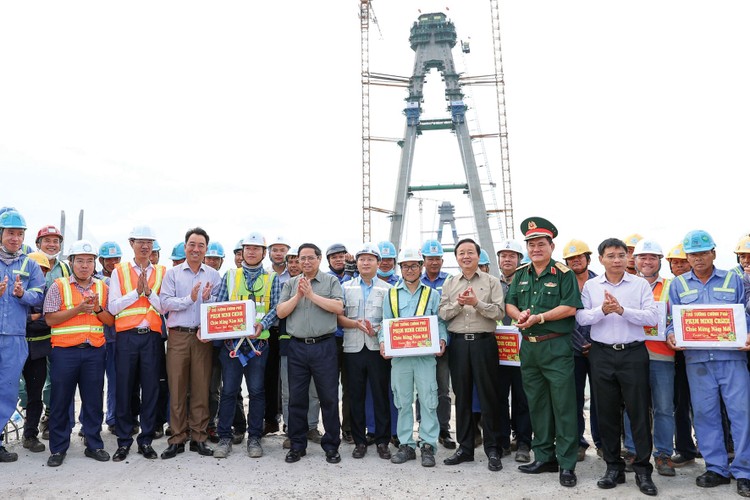 Thủ tướng Phạm Minh Chính thăm, động viên kỹ sư, công nhân thi công Dự án Cầu Mỹ Thuận 2. Ảnh: Dương Giang