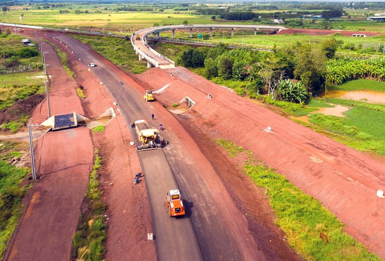 Các nhà thầu tập trung nguồn lực, tranh thủ thời tiết thuận lợi tổ chức tăng ca, tăng kíp để hoàn thiện cao tốc Phan Thiết - Dầu Giây. Ảnh: Tứ Quý