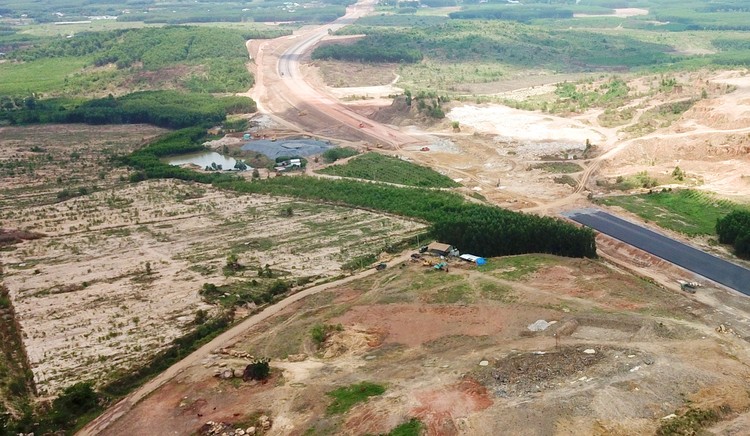 Tỉnh Phú Yên đã bàn giao 39,7/48,05 km mặt bằng cao tốc Chí Thạnh - Vân Phong, nhưng thực tế nhà thầu mới tiếp cận được khoảng 17,44 km để thi công. Ảnh minh họa: Tiên Giang