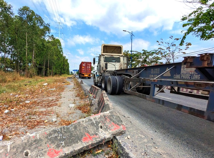 Khởi công từ đầu năm 2020, đến nay, Dự án Mở rộng đường Đồng Văn Cống (TP.HCM) vẫn ngổn ngang. Ảnh: Anh Tú