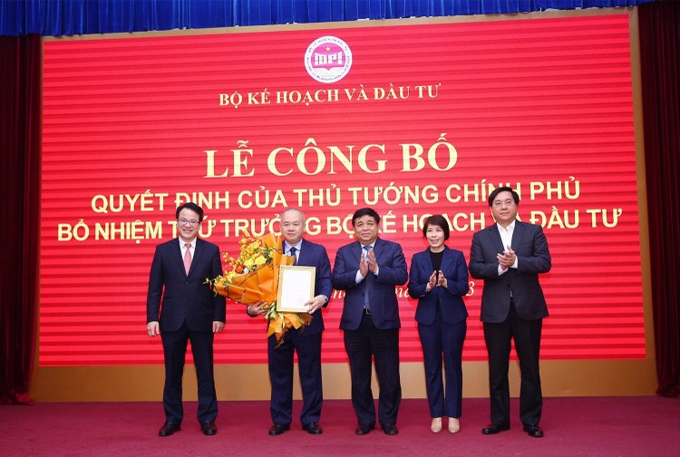 Bộ trưởng Nguyễn Chí Dũng cùng các thứ trưởng Bộ Kế hoạch và Đầu tư chúc mừng ông Đỗ Thành Trung được giao trọng trách mới. (Ảnh Lê Tiên).