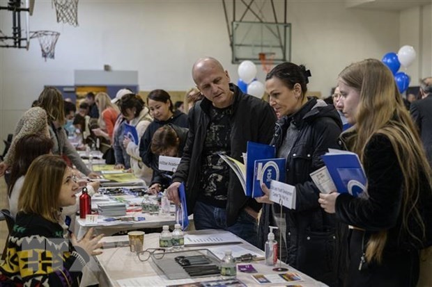 Người lao động tới Hội chợ việc làm tại một trung tâm ở New York, Mỹ. (Ảnh: AFP/TTXVN)