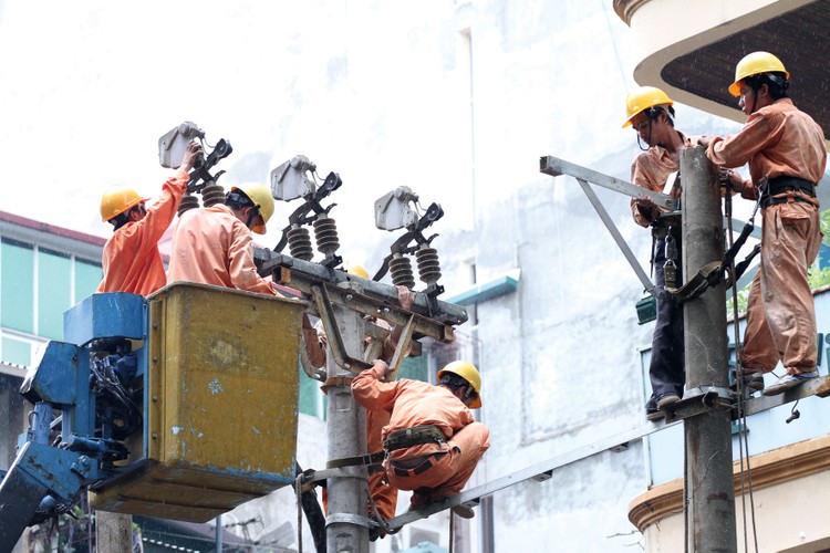 Tình hình cung ứng điện các tháng mùa khô năm 2023 đối mặt với nhiều khó khăn. Ảnh: Nhã Chi