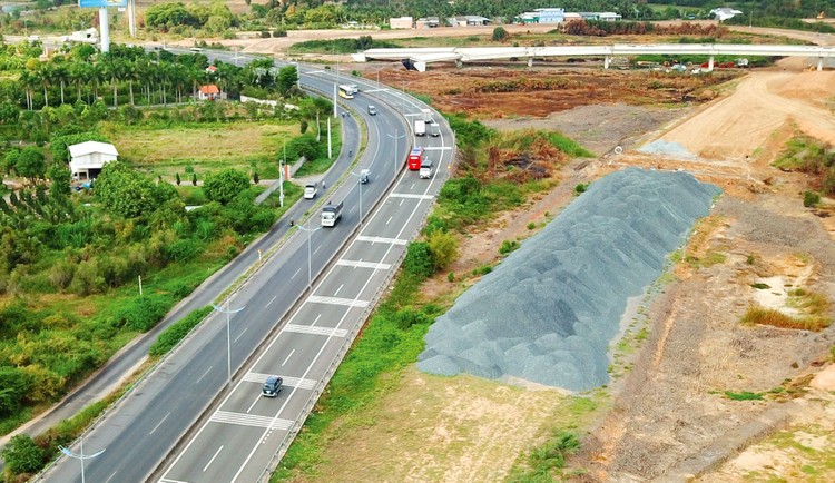 Vốn đầu tư công được xem là “vốn mồi” kích thích tiêu dùng, thúc đẩy tăng trưởng kinh tế, nhưng việc giải ngân nguồn vốn này đang gặp nhiều khó khăn. Ảnh: Lê Tiên