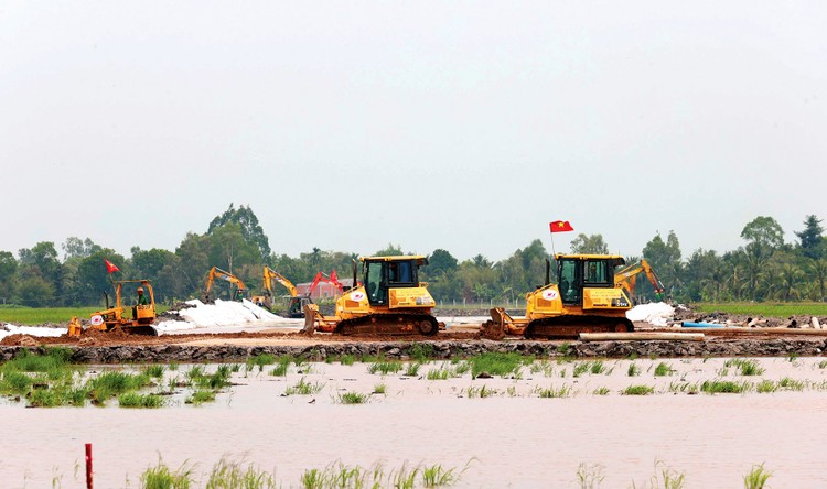 Nhà thầu thi công Dự án thành phần đoạn Cần Thơ - Hậu Giang. Ảnh: Dương Giang